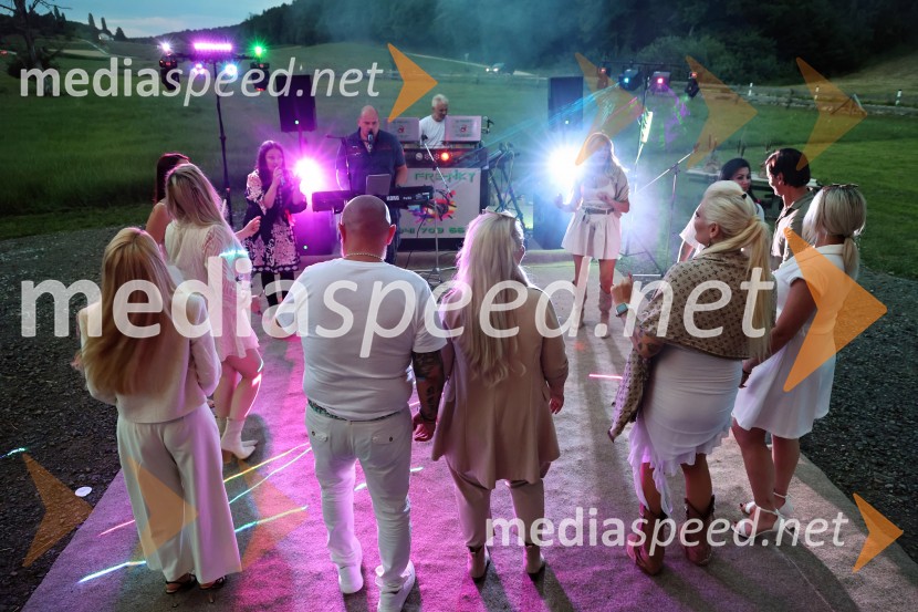 Piknik pod kozolcem na posestvu Štajerski cvet