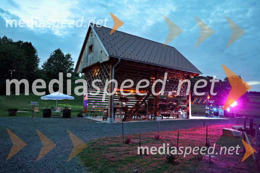 Piknik pod kozolcem na posestvu Štajerski cvet