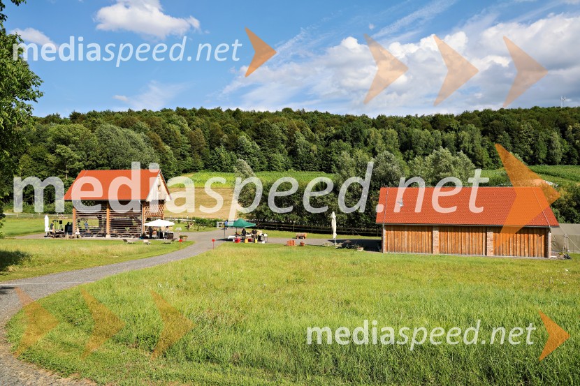 Piknik pod kozolcem na posestvu Štajerski cvet