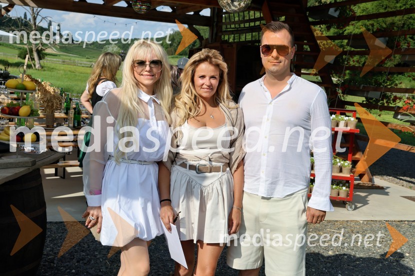  Vesna Mujakovič, podjetnica, Zavarovlna zastopniška agencija;  Vesna Kodrič, direktorica PureGlamur in organizatorica dogodkov - Kmetija Štajerski cvet;  Amel Mujakovič, nogometašPiknik pod kozolcem na posestvu Štajerski cvet