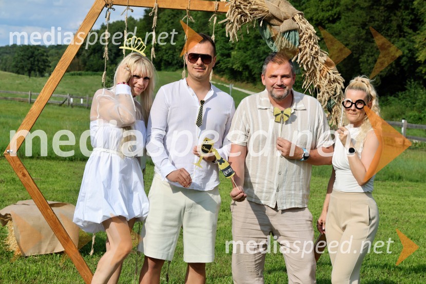  Vesna Mujakovič, podjetnica, Zavarovlna zastopniška agencija;  Amel Mujakovič, nogometaš;  Damir Battisti, manager Adecco H. R. d.o.o.;  ... Piknik pod kozolcem na posestvu Štajerski cvet