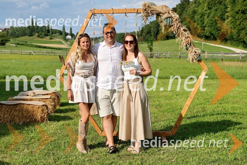  Vesna Kodrič, direktorica PureGlamur in organizatorica dogodkov - Kmetija Štajerski cvet;  ... ;  ... Piknik pod kozolcem na posestvu Štajerski cvet