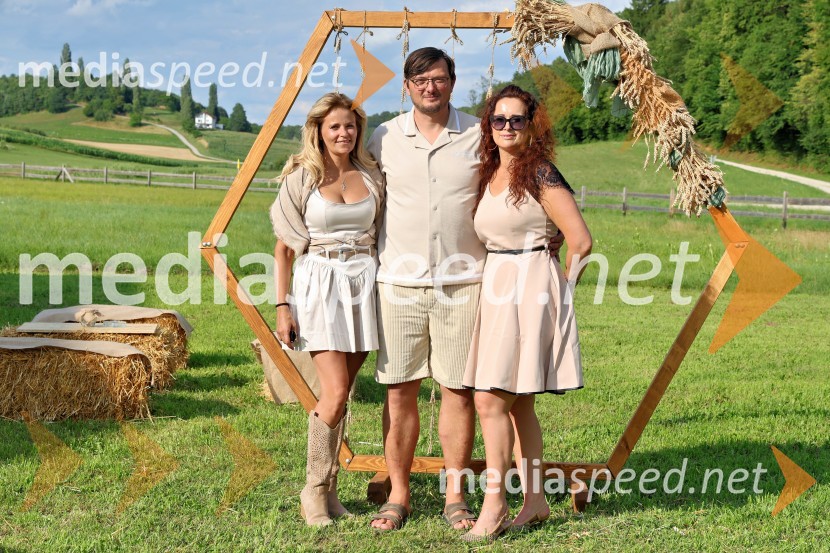  Vesna Kodrič, direktorica PureGlamur in organizatorica dogodkov - Kmetija Štajerski cvet;  ... ;  ... Piknik pod kozolcem na posestvu Štajerski cvet