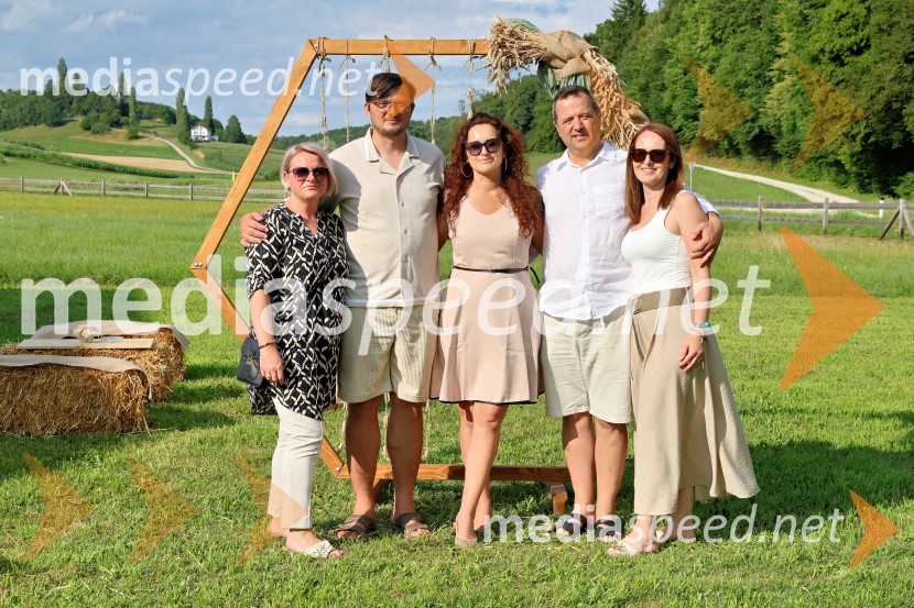 Piknik pod kozolcem na posestvu Štajerski cvet