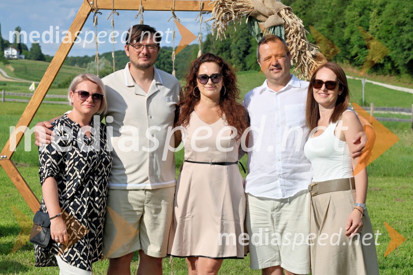 Piknik pod kozolcem na posestvu Štajerski cvet