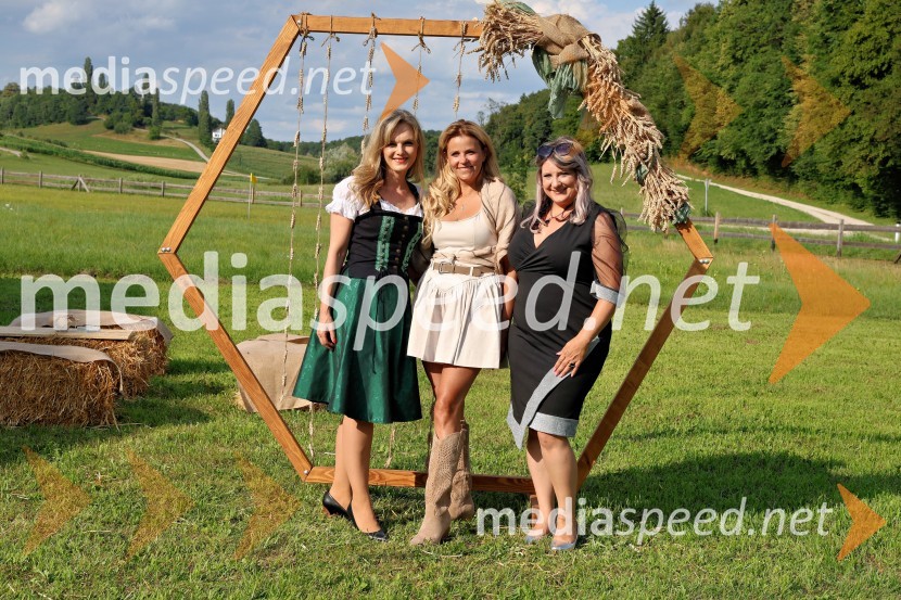  Amanda Lipuš, pevka;  Vesna Kodrič, direktorica PureGlamur in organizatorica dogodkov - Kmetija Štajerski cvet;  Ana Dušica, pevkaPiknik pod kozolcem na posestvu Štajerski cvet