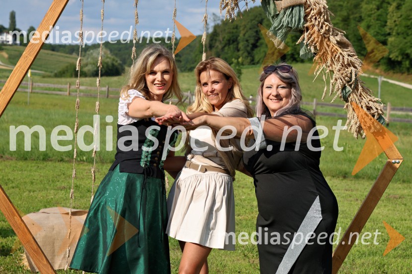  Amanda Lipuš, pevka;  Vesna Kodrič, direktorica PureGlamur in organizatorica dogodkov - Kmetija Štajerski cvet;  ... Piknik pod kozolcem na posestvu Štajerski cvet