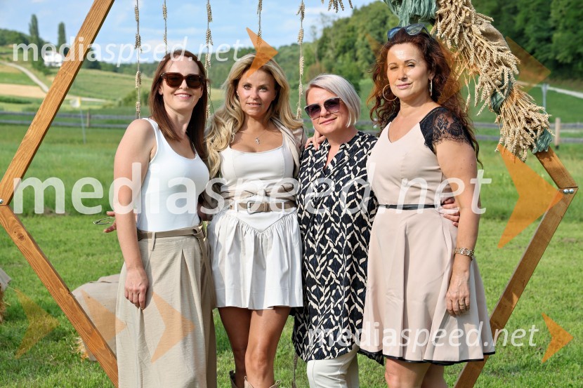  ... ;  Vesna Kodrič, direktorica PureGlamur in organizatorica dogodkov - Kmetija Štajerski cvet;  ... ;  ... Piknik pod kozolcem na posestvu Štajerski cvet