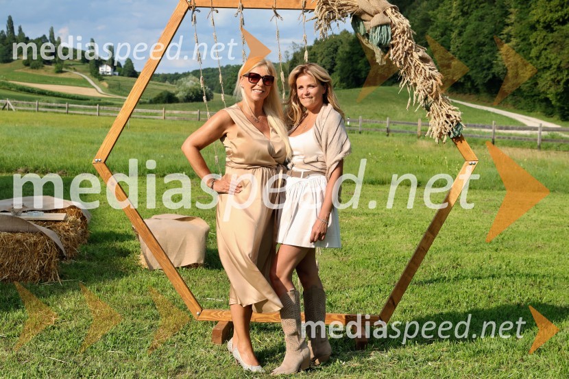  ... ;  Vesna Kodrič, direktorica PureGlamur in organizatorica dogodkov - Kmetija Štajerski cvetPiknik pod kozolcem na posestvu Štajerski cvet