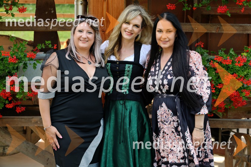  Ana Dušica, pevka;  Amanda Lipuš, pevka;  Suzana Mally, pevka in voditeljicaPiknik pod kozolcem na posestvu Štajerski cvet