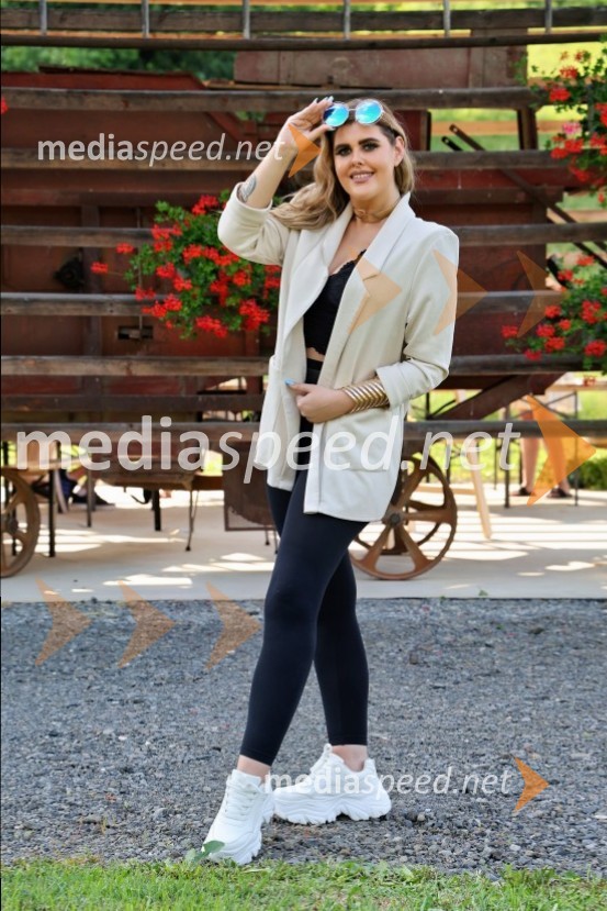  Marina Janže, podjetnicaPiknik pod kozolcem na posestvu Štajerski cvet