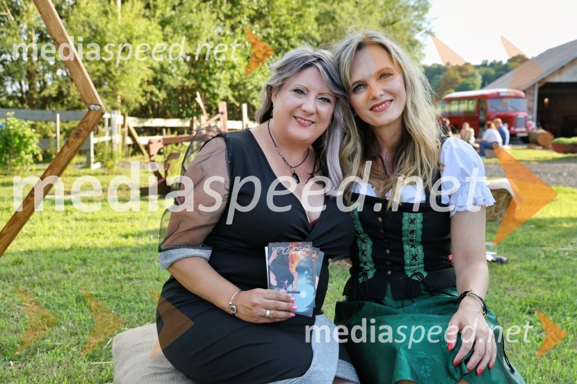  Ana Dušica, pevka;  Amanda Lipuš, pevkaPiknik pod kozolcem na posestvu Štajerski cvet