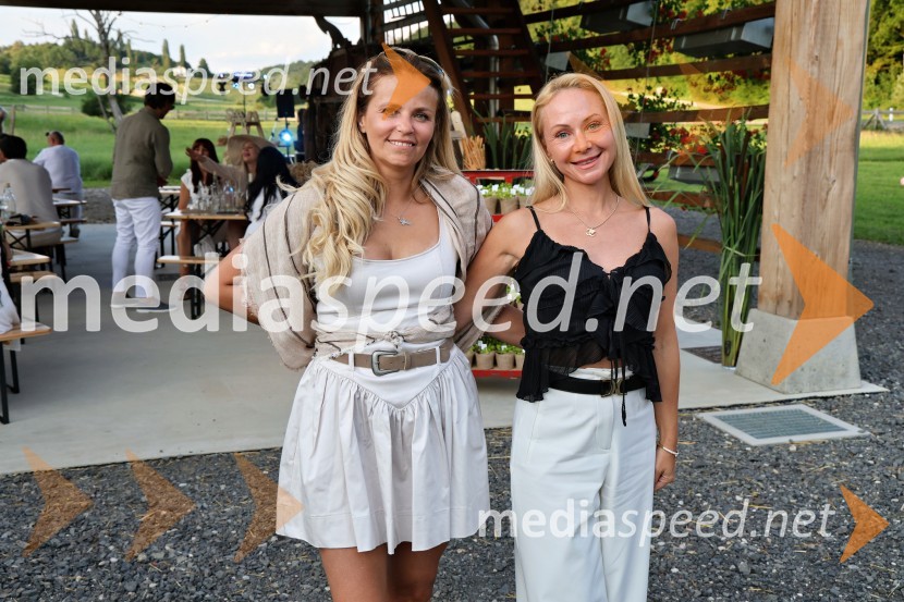  Vesna Kodrič, direktorica PureGlamur in organizatorica dogodkov - Kmetija Štajerski cvet; dr. Katja Rašič, Ministerstvo za infostrukturoPiknik pod kozolcem na posestvu Štajerski cvet