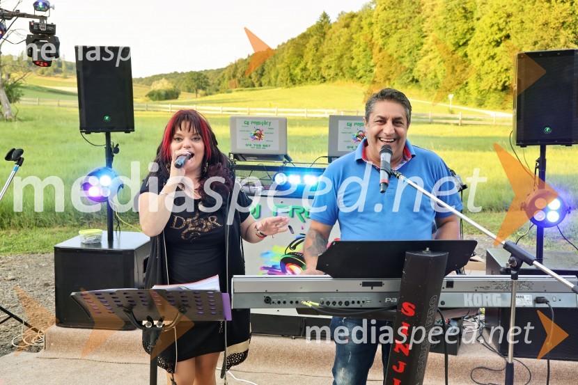  Nataša Adamič, pevka;  Saša Kostić, pevecPiknik pod kozolcem na posestvu Štajerski cvet