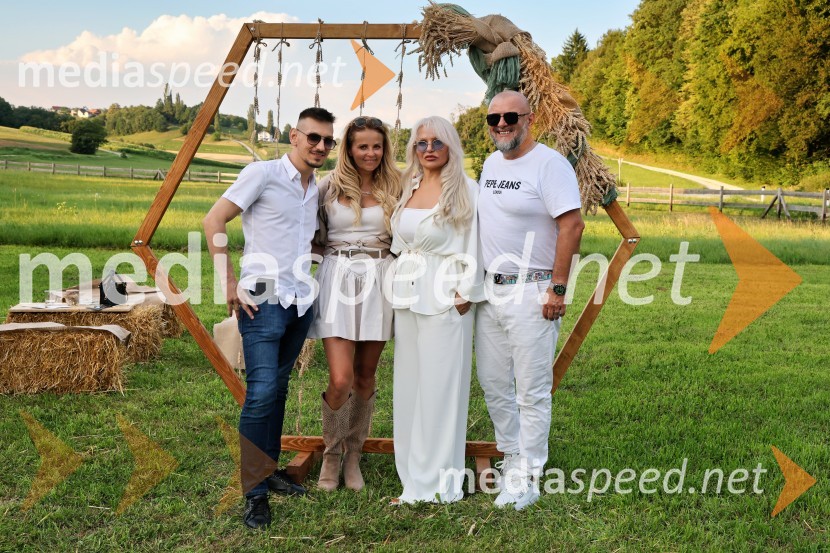  Mark  Tivadar, glasbenik;  Vesna Kodrič, direktorica PureGlamur in organizatorica dogodkov - Kmetija Štajerski cvet;  Melita Biserkova, podjetnica;  Silvo Bezjak, podjetnikPiknik pod kozolcem na posestvu Štajerski cvet