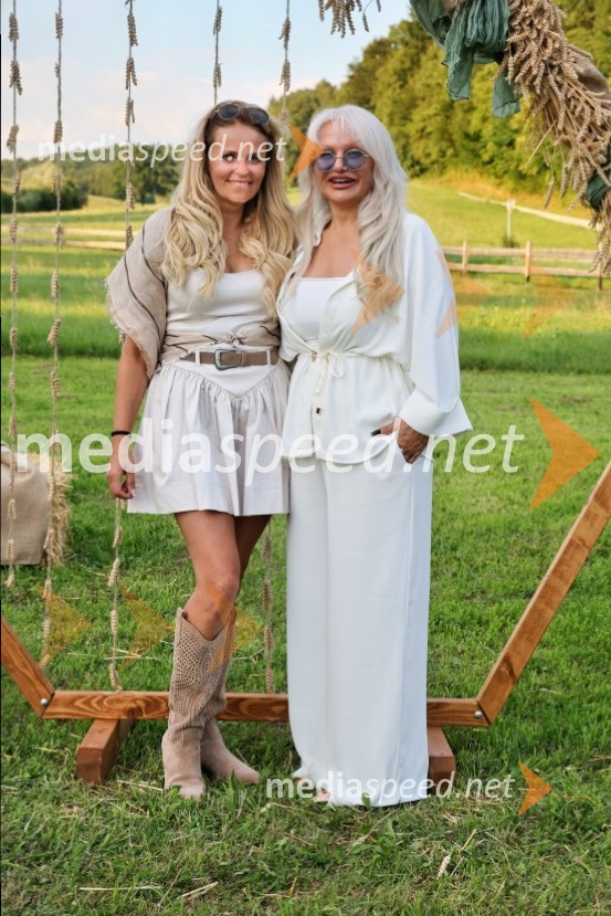  Vesna Kodrič, direktorica PureGlamur in organizatorica dogodkov - Kmetija Štajerski cvet;  Melita Biserkova, podjetnicaPiknik pod kozolcem na posestvu Štajerski cvet