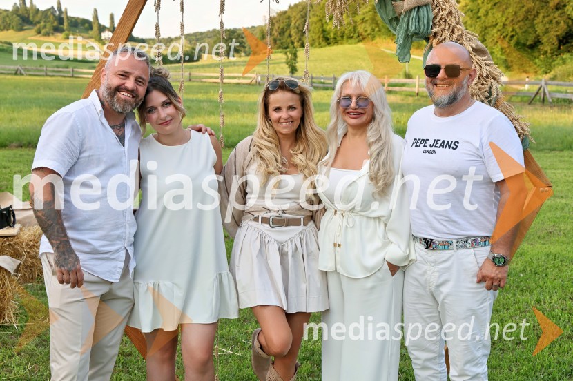  Miha Ornik, INK Tatto studio;  ... ;  Vesna Kodrič, direktorica PureGlamur in organizatorica dogodkov - Kmetija Štajerski cvet;  Melita Biserkova, podjetnica;  Silvo Bezjak, podjetnikPiknik pod kozolcem na posestvu Štajerski cvet