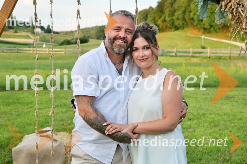  Miha Ornik, INK Tatto studio;  ... Piknik pod kozolcem na posestvu Štajerski cvet