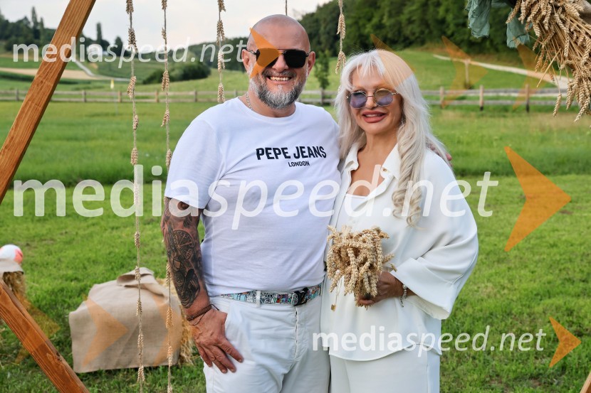  Silvo Bezjak, podjetnik;  Melita Biserkova, podjetnicaPiknik pod kozolcem na posestvu Štajerski cvet