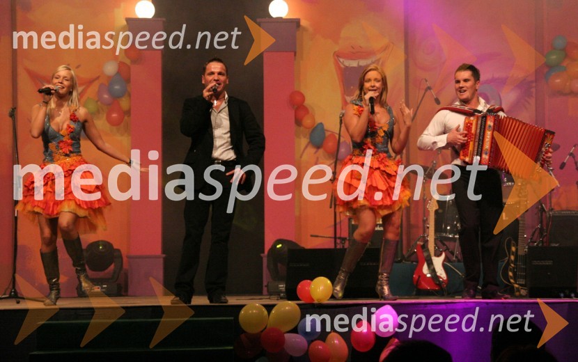 Skupina Atomik harmonik: Špelca, Jani Pavec, Špela Grošelj in  Fraj ToniParada humorja 2006