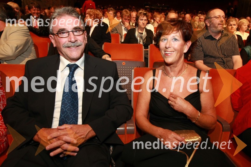 Zvonimir Lešnik, direktor območne enote Zavarovalnice Triglav v Mariboru in soproga Mojca40. Festival narečnih popevk 2009