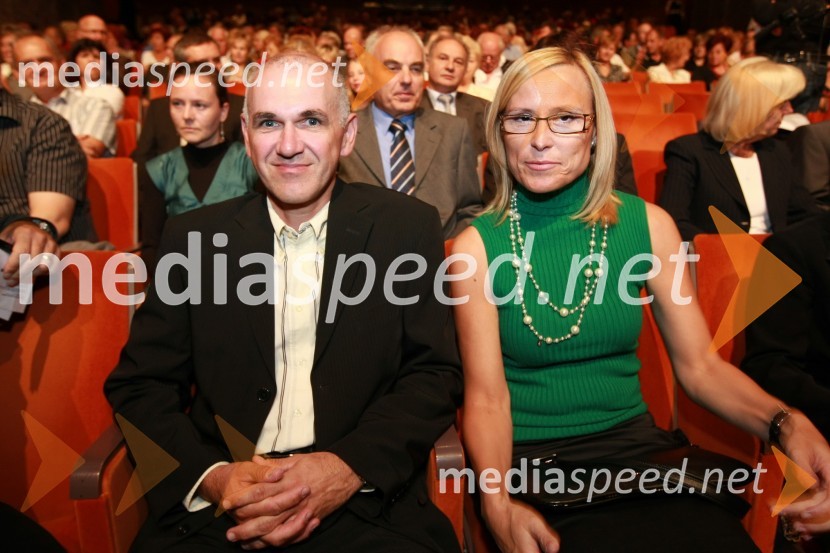 Cvetka Žirovnik, pomočnica generalnega direktorja RTV Slovenija za organizacijo, kadre in izobraževanje in soprog Jani40. Festival narečnih popevk 2009