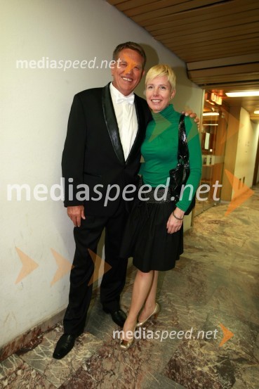 Rudi Šantl, pevec in Polonca Komar, vodja službe za odnose z javnostjo RTV Slovenija40. Festival narečnih popevk 2009
