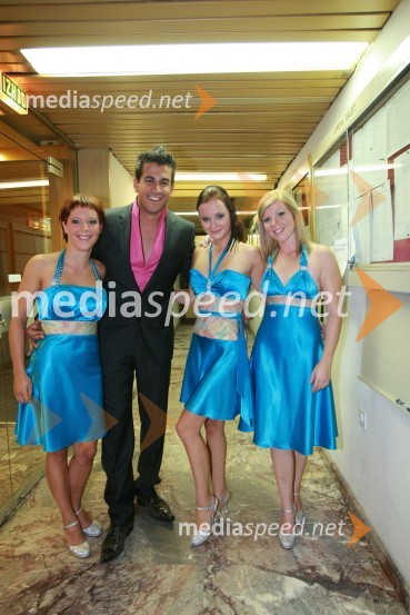 Domen Kumer, zmagovalec 40. Festivala narečne popevke 2009 in članice ansambla Zapeljivke40. Festival narečnih popevk 2009