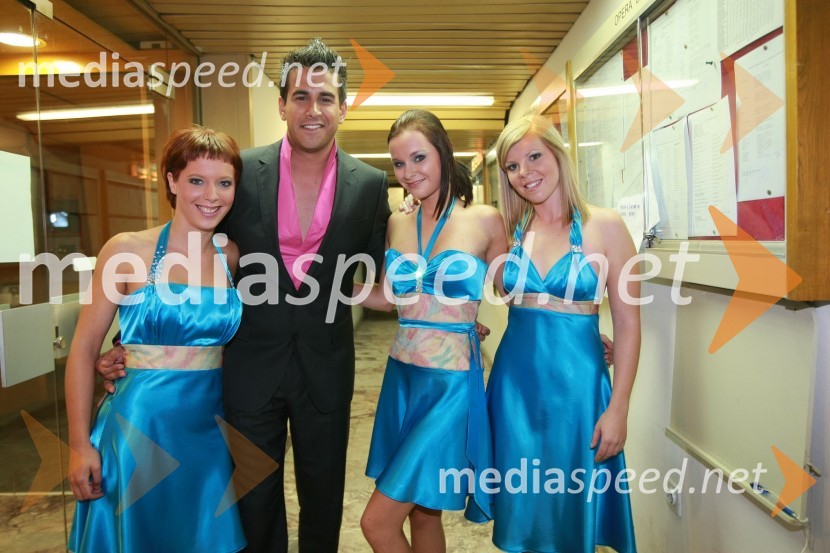 Domen Kumer, zmagovalec 40. Festivala narečne popevke 2009 in članice ansambla Zapeljivke40. Festival narečnih popevk 2009