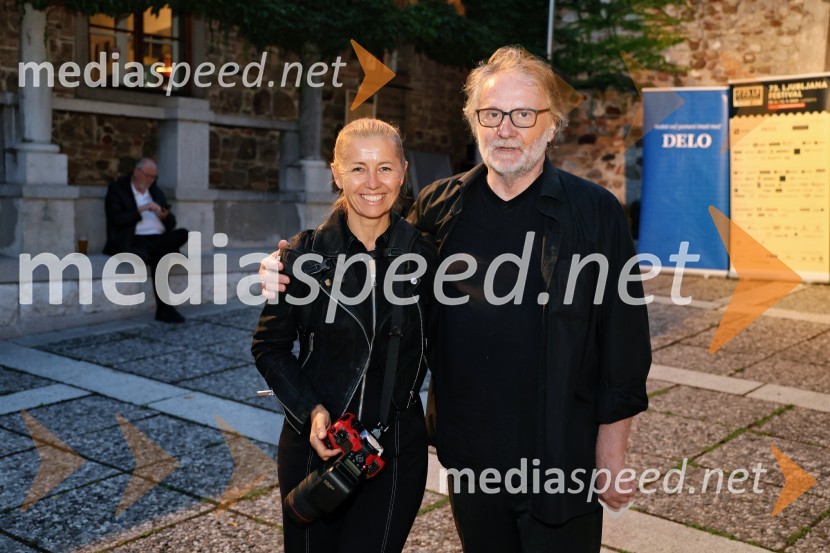  Darja Štravs Tisu, radijska voditeljica, glasbenica in fotografinja;  Vinko Möderndorfer, pisatelj, pesnik, režiser, dramatikRobben Ford in Chris Minh Doky, Ljubljana Festival