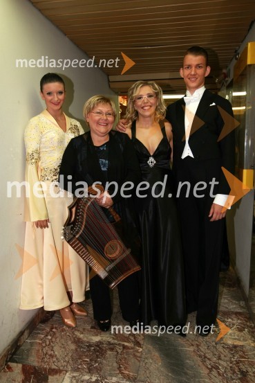 Alenka Herceg, pevka, njena mama Monika in ...40. Festival narečnih popevk 2009