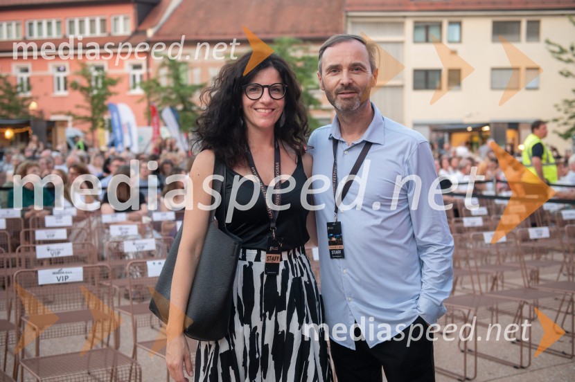  Jelka Vrečko, odnosi z javnostmi Festivala Arsana;  Mladen Delin, direktor festivala ArsanaMaksim Mrvica na Festivalu Arsana