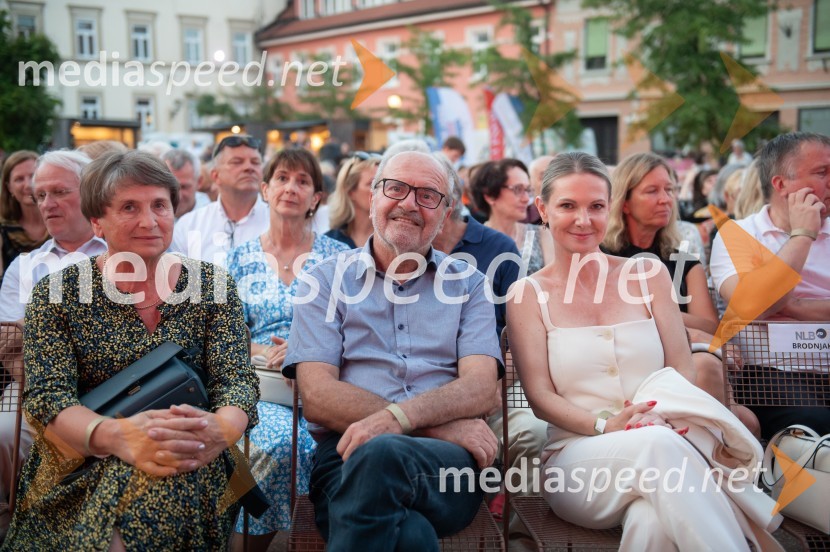  Jožica Brodnjak;  Stanislav Brodnjak, nekdanji član uprave družbe Mercator;  Barbara Plavec BrodnjakMaksim Mrvica na Festivalu Arsana