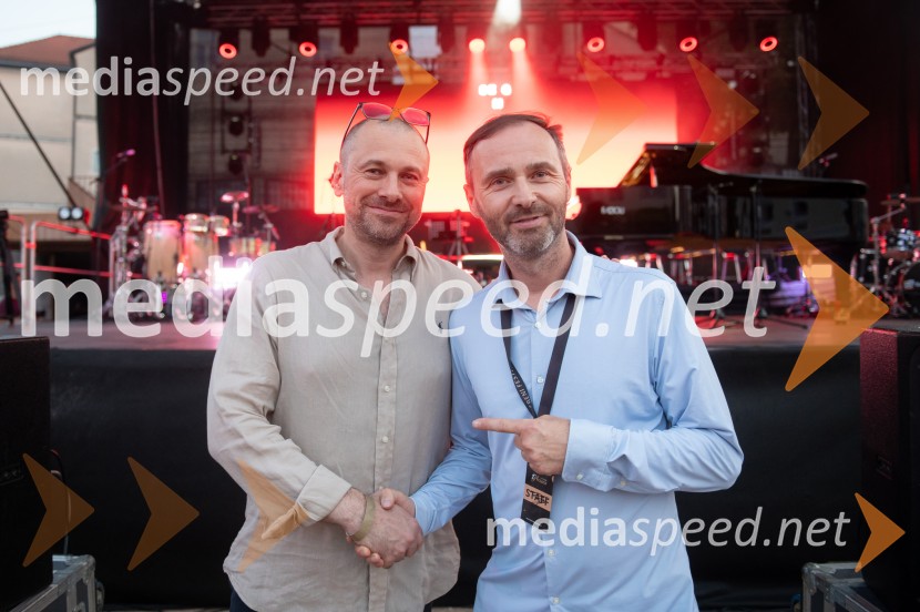  Blaž Brodnjak, predsednik uprave NLB, Manager leta 2022;  Mladen Delin, direktor festivala ArsanaMaksim Mrvica na Festivalu Arsana