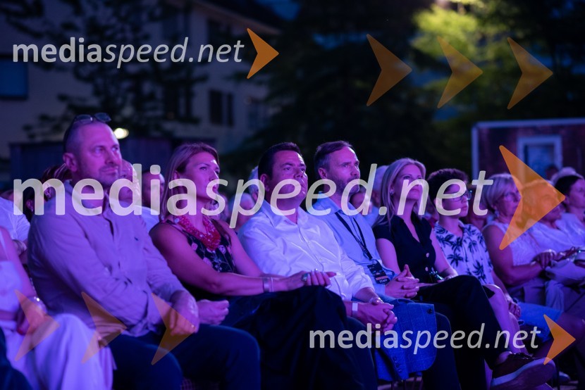  Blaž Brodnjak, predsednik uprave NLB, Manager leta 2022;  ... ;  Antonio Argir, član uprave NLB;  Mladen Delin, direktor festivala Arsana;  Ana Delin, pevka, Vox ArsanaMaksim Mrvica na Festivalu Arsana