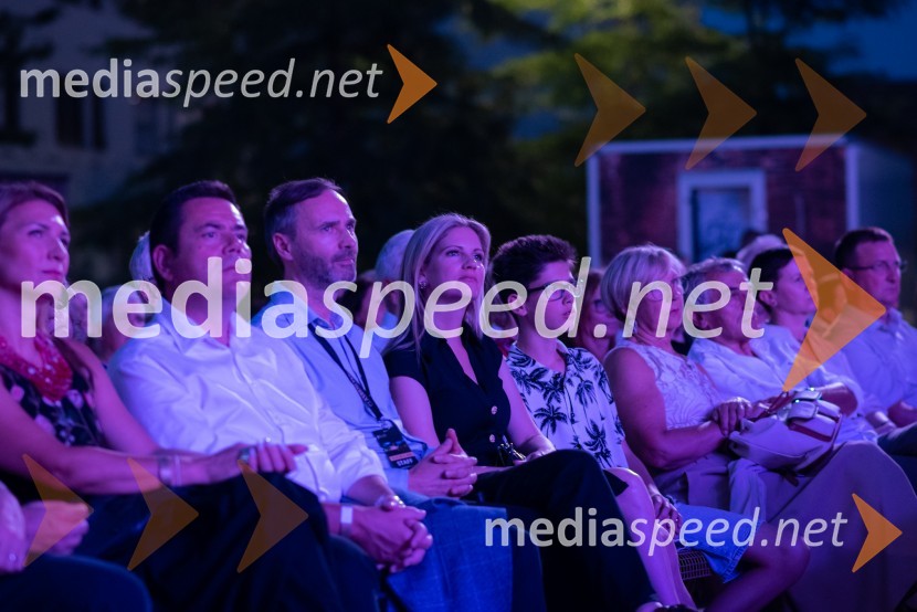  Antonio Argir, član uprave NLB;  Mladen Delin, direktor festivala Arsana;  Ana Delin, pevka, Vox Arsana;  Gal DelinMaksim Mrvica na Festivalu Arsana