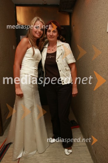 Anita Kralj, pevka in mama Mira40. Festival narečnih popevk 2009