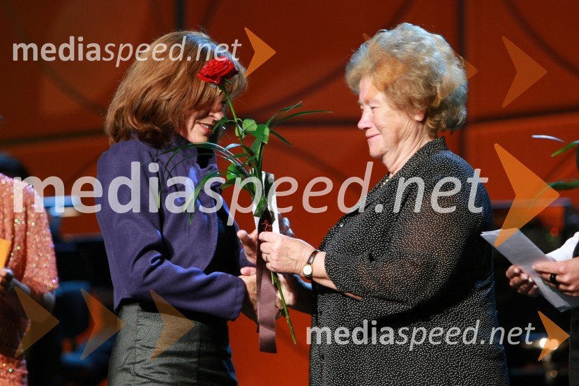 Metka Ravnjak Jauk, avtorica besedila zmagovalne skladbe in prof. dr. Zinka Zorko, akademkinja in redna članica SAZU40. Festival narečnih popevk 2009