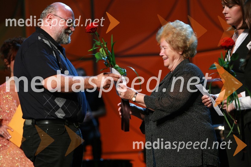 Marko Kočar, avtor besedila za ansambel Štrk in prof. dr. Zinka Zorko, akademkinja in redna članica SAZU40. Festival narečnih popevk 2009