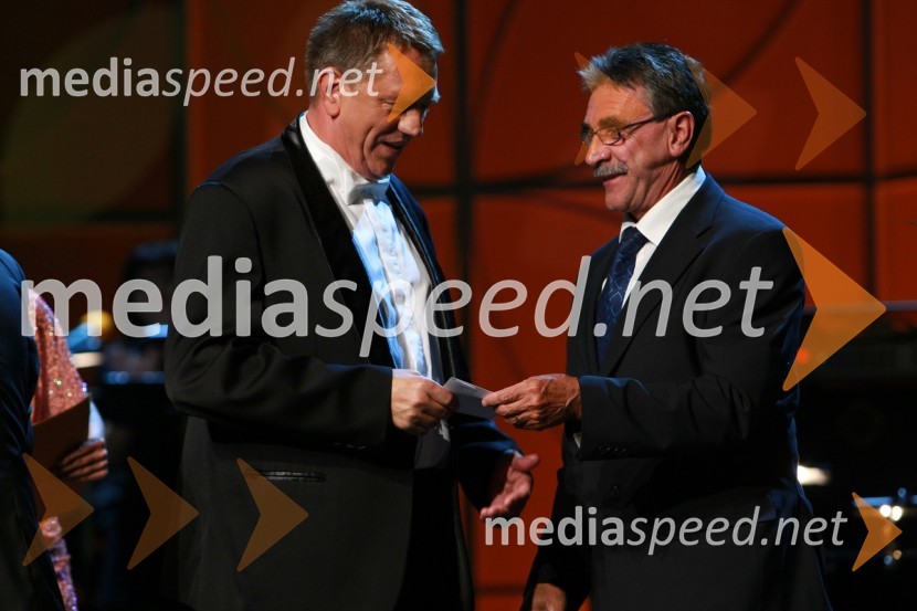 Rudi Šantl, pevec in Zvonimir Lešnik, direktor območne enote Zavarovalnice Triglav v Mariboru40. Festival narečnih popevk 2009