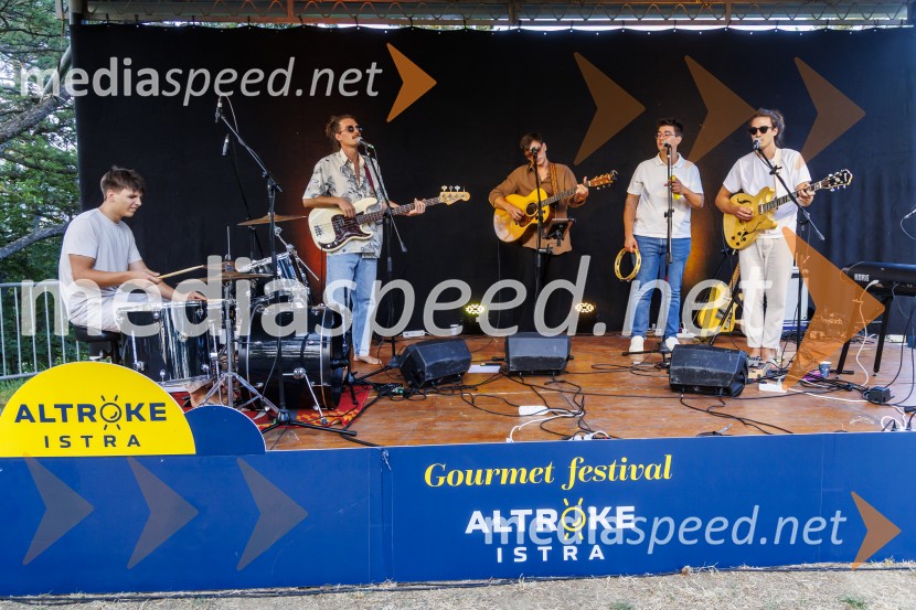 Skupina Žavbi BrothersAltroke Istria Gourmet Festival v Kubedu