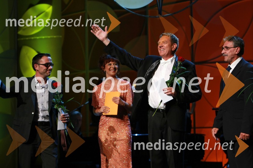 Mišo Kontrec, avtor glasbe in besedila zmagovalne skladbe po mnenju žirije, Lara P. Jankovič, povezovalka prireditve, Rudi Šantl, pevec in Zvonimir Lešnik, direktor območne enote Zavarovalnice Triglav v Mariboru40. Festival narečnih popevk 2009