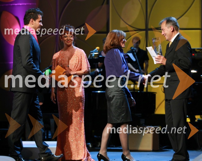 Domen Kumer, zmagovalec 40. Festivala narečne popevke 2009, Lara P. Jankovič, povezovalka prireditve, Metka Ravnjak Jauk, avtorica besedila zmagovalne skladbe in Anton Guzej, generalni direktor RTV Slovenija40. Festival narečnih popevk 2009