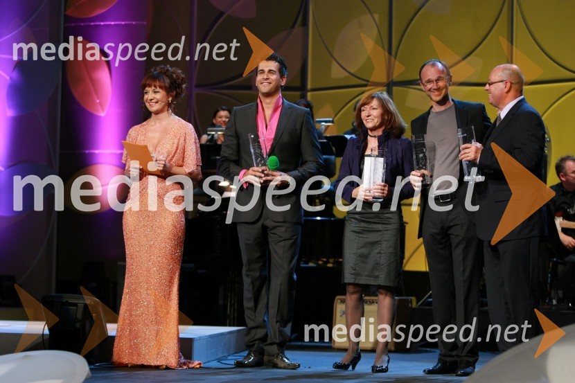 Lara P. Jankovič, povezovalka prireditve, Domen Kumer, zmagovalec 40. Festivala narečne popevke 2009, Metka Ravnjak Jauk, avtorica besedila zmagovalne skladbe, Lojze Krajnčan, avtor aranžamaja zmagovalne skladbe in Boris Rošker, avtor glasbe zmagovalne skladbe40. Festival narečnih popevk 2009