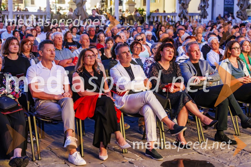  ... ;  ... ;  Giovanni Coviello, generalni konzul Republike Italije v Kopru;  ... ;  ... Operni večer na Titovem trgu v Kopru