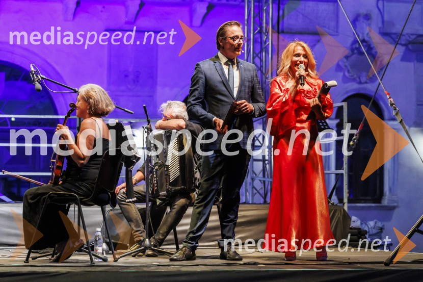  Igor Štamulak, igralec;  Bettina Carniato, voditeljicaOperni večer na Titovem trgu v Kopru