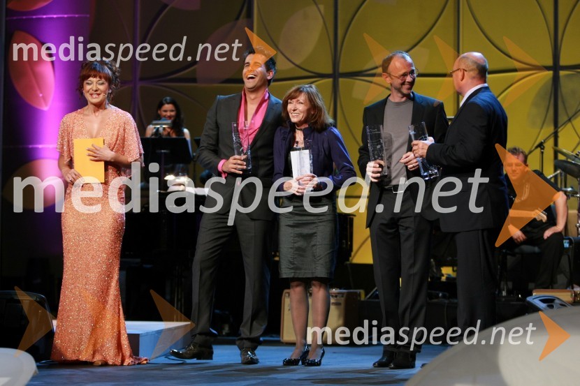 Lara P. Jankovič, povezovalka prireditve, Domen Kumer, zmagovalec 40. Festivala narečne popevke 2009, Metka Ravnjak Jauk, avtorica besedila zmagovalne skladbe, Lojze Krajnčan, avtor aranžamaja zmagovalne skladbe in Boris Rošker, avtor glasbe zmagovalne skladbe40. Festival narečnih popevk 2009