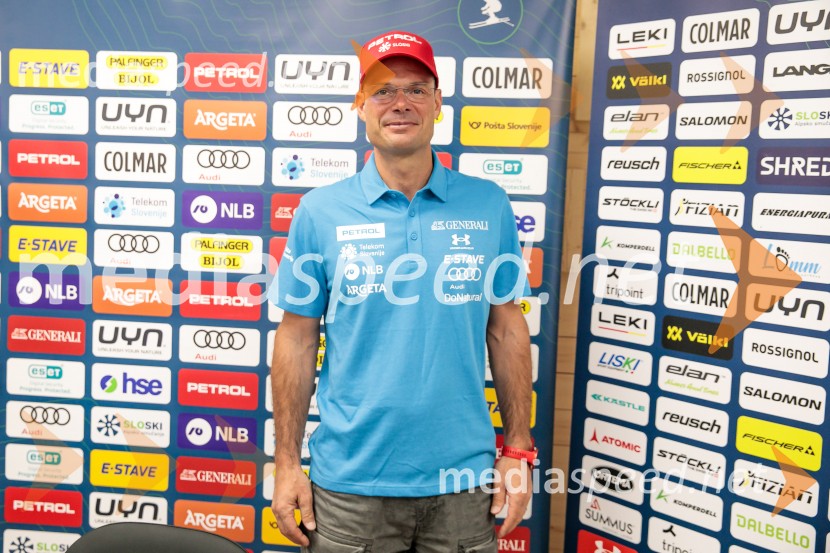  Miha Verdnik, vodja panoge za alpsko smučanje na SZSNovinarska konferenca Žana Kranjca in trenerja Mihe Verdnika