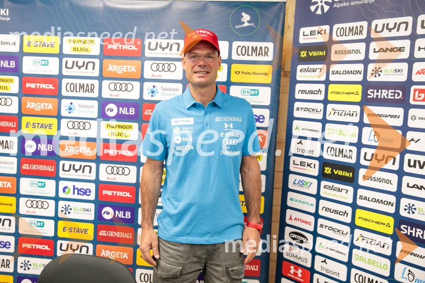  Miha Verdnik, vodja panoge za alpsko smučanje na SZSNovinarska konferenca Žana Kranjca in trenerja Mihe Verdnika