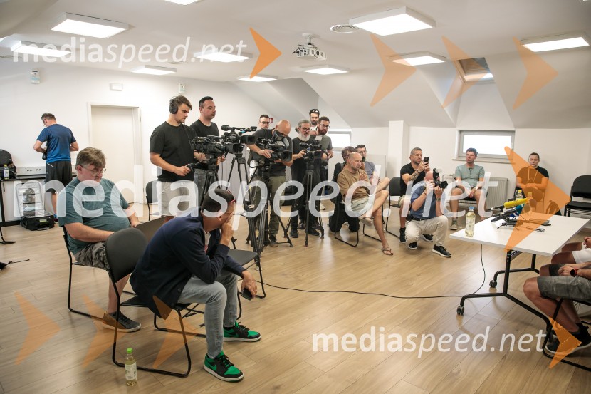 Novinarska konferenca Žana Kranjca in trenerja Mihe Verdnika